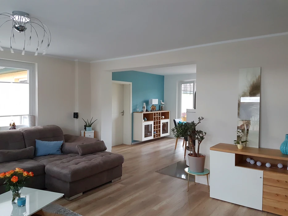 Mur extérieur orné d'un graffiti artistique aux couleurs vives