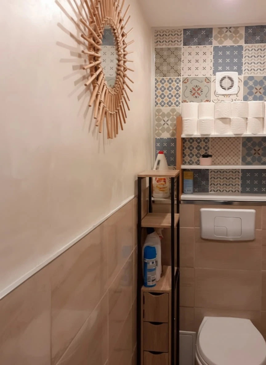 Toilettes modernes avec carrelage mural décoratif patchwork aux motifs géométriques variés
