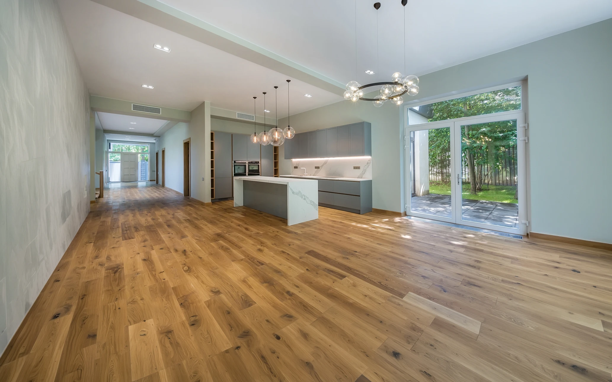 travailleur charpentier Professionnel joignant un revêtement de sol en vinyle ou en stratifié lors de la rénovation domiciliaire