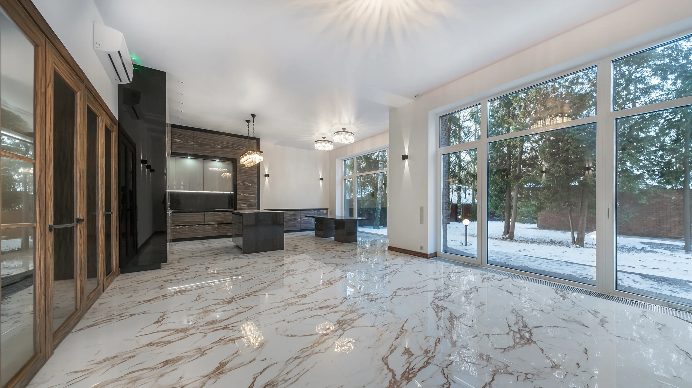 Artisan carreleur en salopette kaki posant des carreaux sur chantier de rénovation intérieure