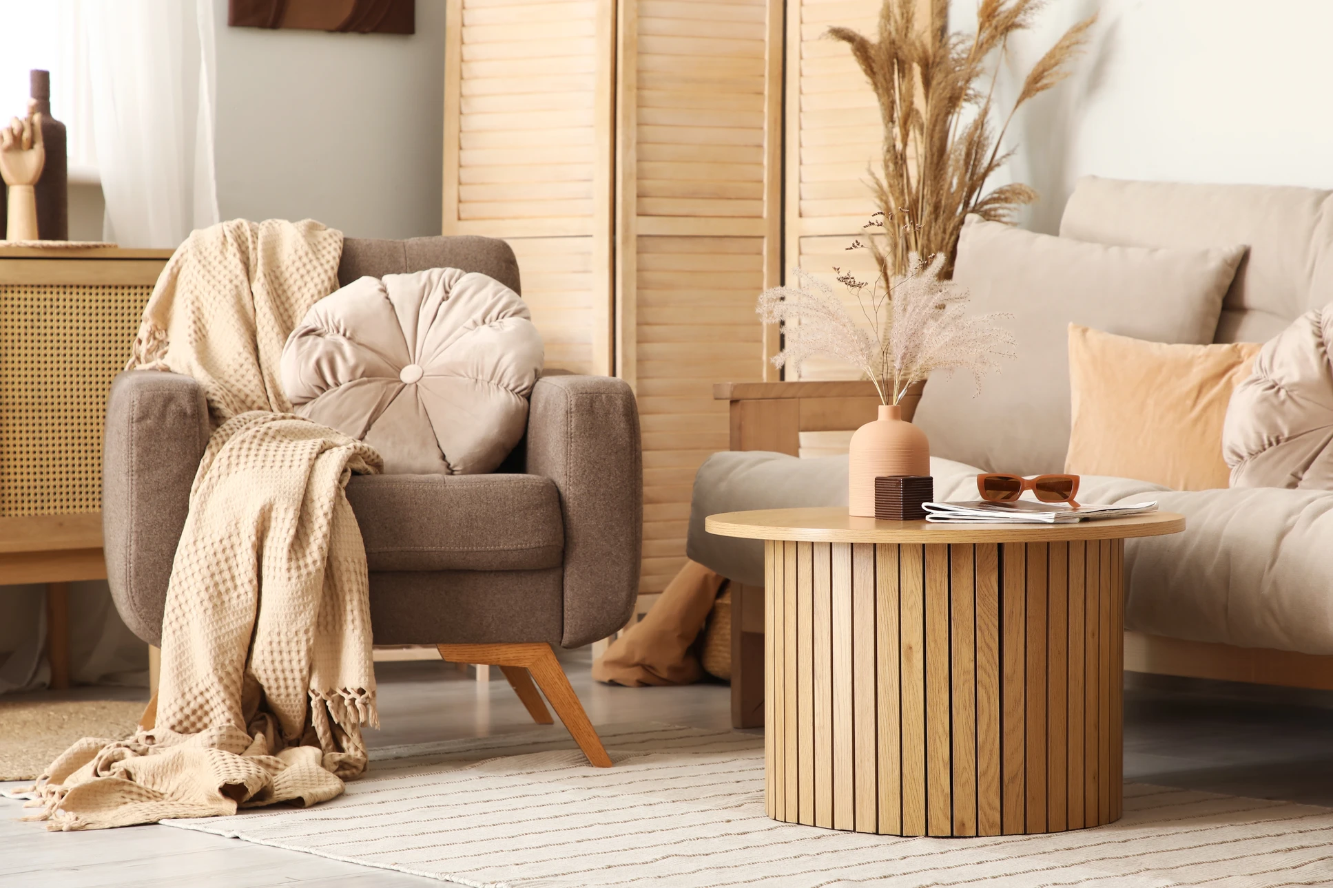 Intérieur résidentiel lumineux avec grandes baies vitrées à carreaux et porte-fenêtre double battant donnant sur terrasse extérieure