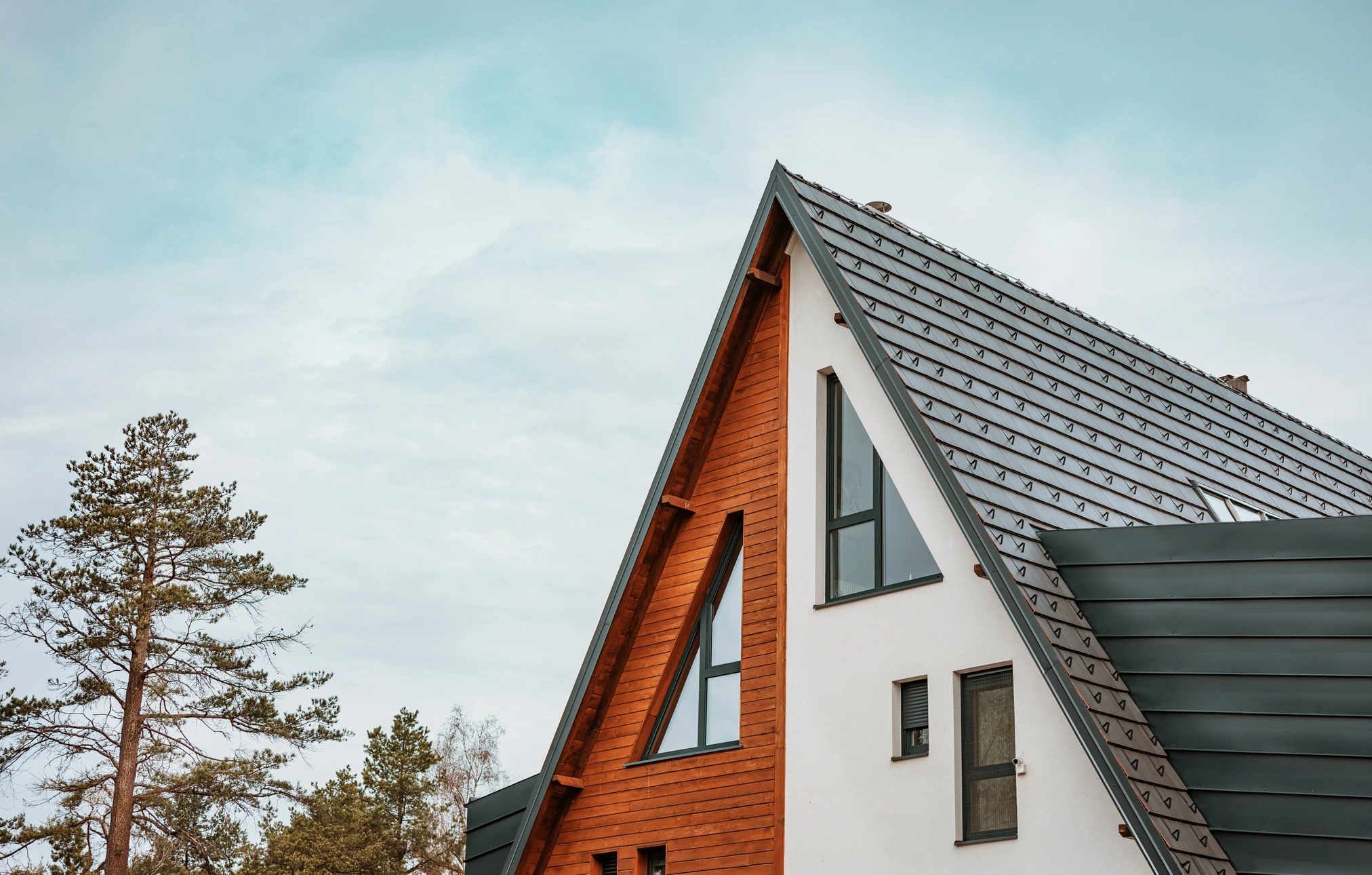 Chantier de construction en extérieur, maçon appliquant mortier sur briques alvéolaires rouges avec truelle métallique
