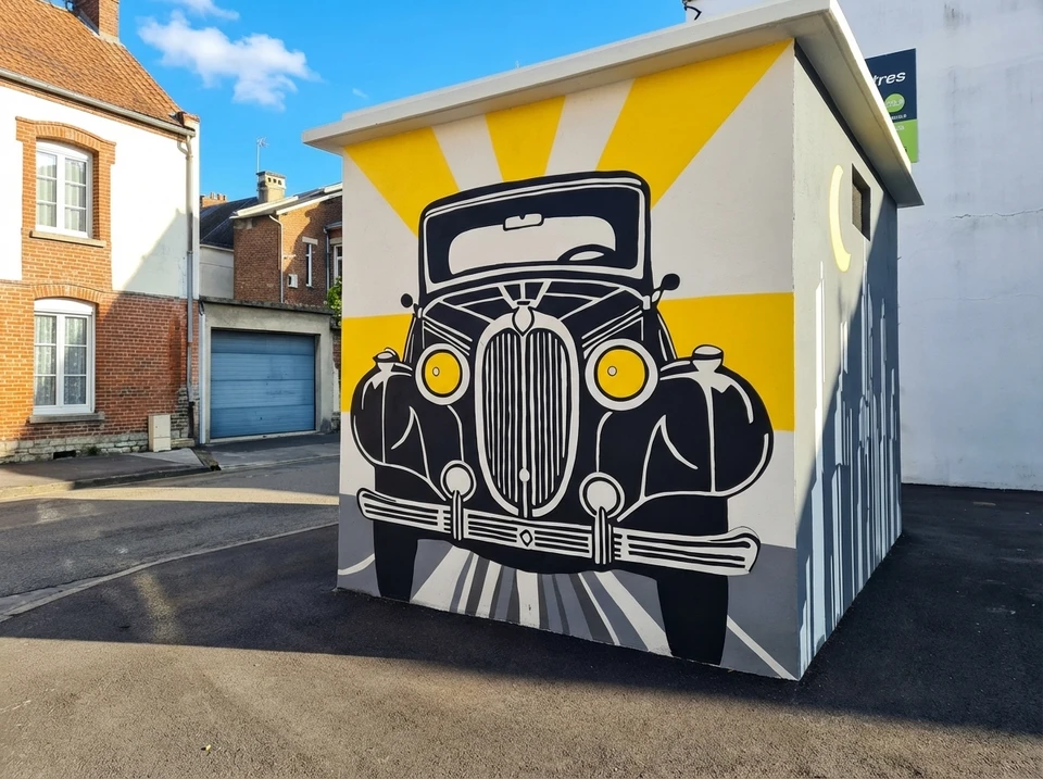 Sc&egrave;ne d'atelier de peinture en int&eacute;rieur avec pinceaux professionnels pos&eacute;s sur nuanciers color&eacute;s d&eacute;ploy&eacute;s en &eacute;ventail