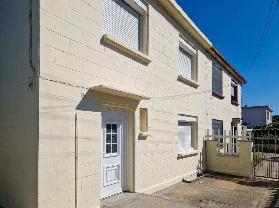 Sc&egrave;ne int&eacute;rieure d'atelier avec deux personnes effectuant des travaux de peinture