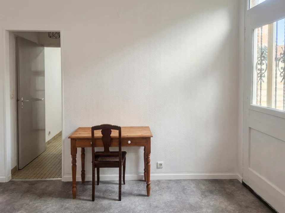 peintre de maison, décorateur homme, choisissez la couleur à l'aide de l'échantillon de nuance, travaillez le mur blanc de la maison pour le rénover, une échelle en bois, un rouleau de peinture et une fenêtre verte comme arrière-plan