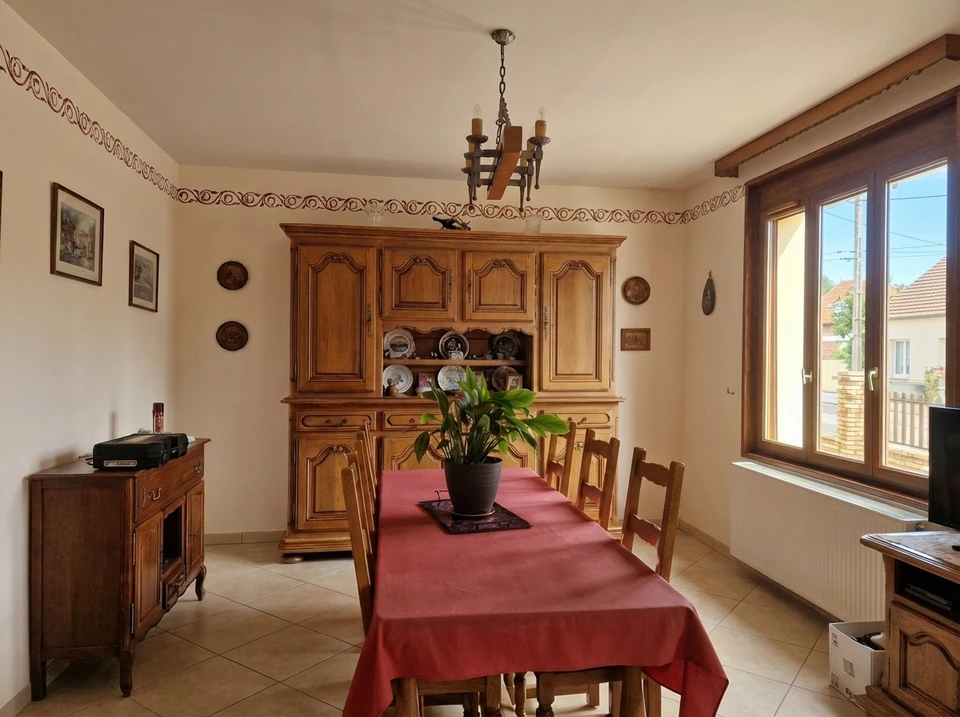 Professionnel en chemise travaillant sur ordinateur dans bureau lumineux, consultant nuancier de couleurs et palette chromatique étalés sur table en bois