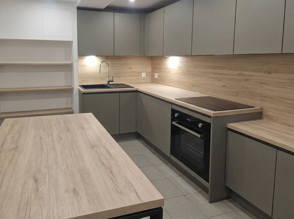 Intérieur résidentiel en cours de rénovation avec échelle de peintre positionnée devant fenêtres à persiennes