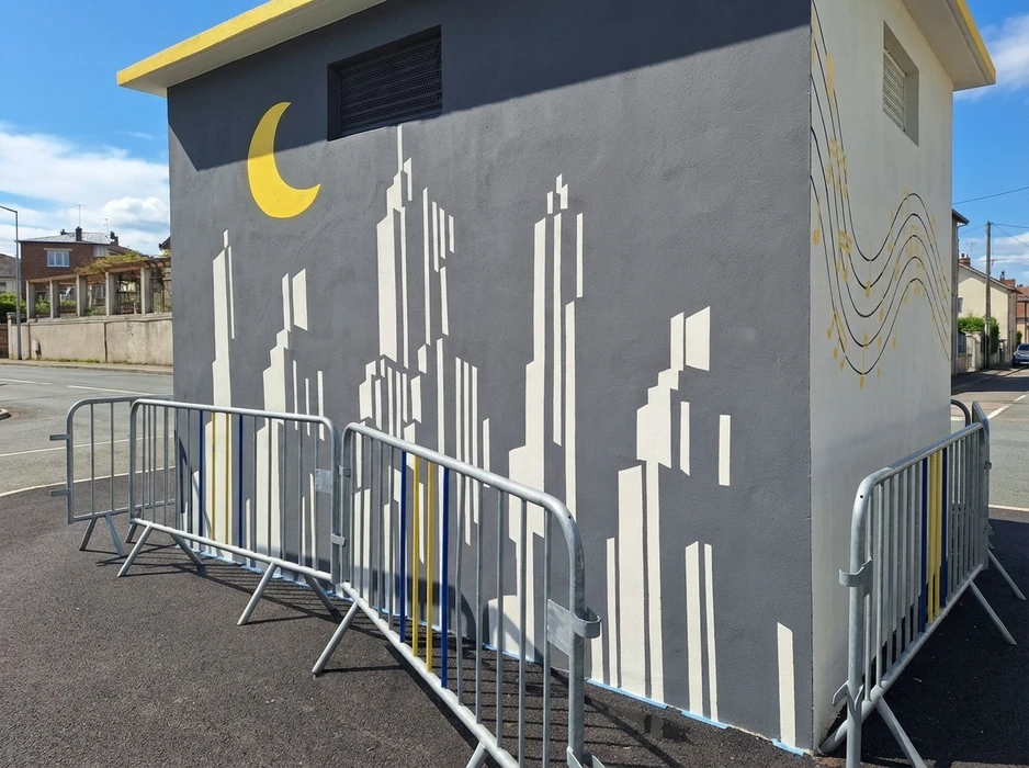 Intérieur d'un atelier de peinture avec échantillons de couleurs neutres disposés sur surface de travail