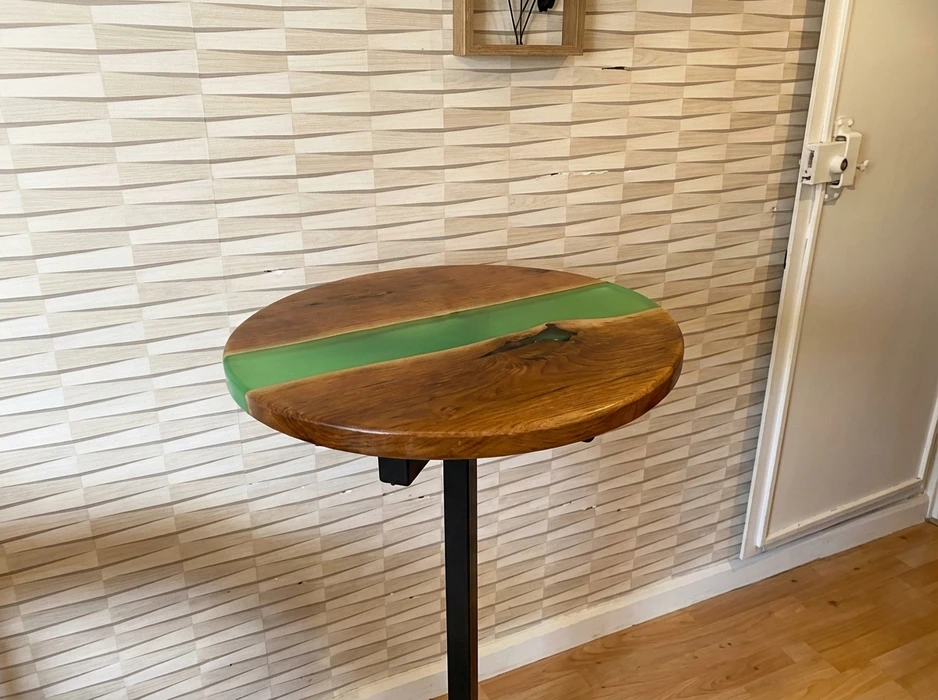 Intérieur résidentiel en cours de rénovation avec échelle de peintre positionnée devant fenêtres à persiennes