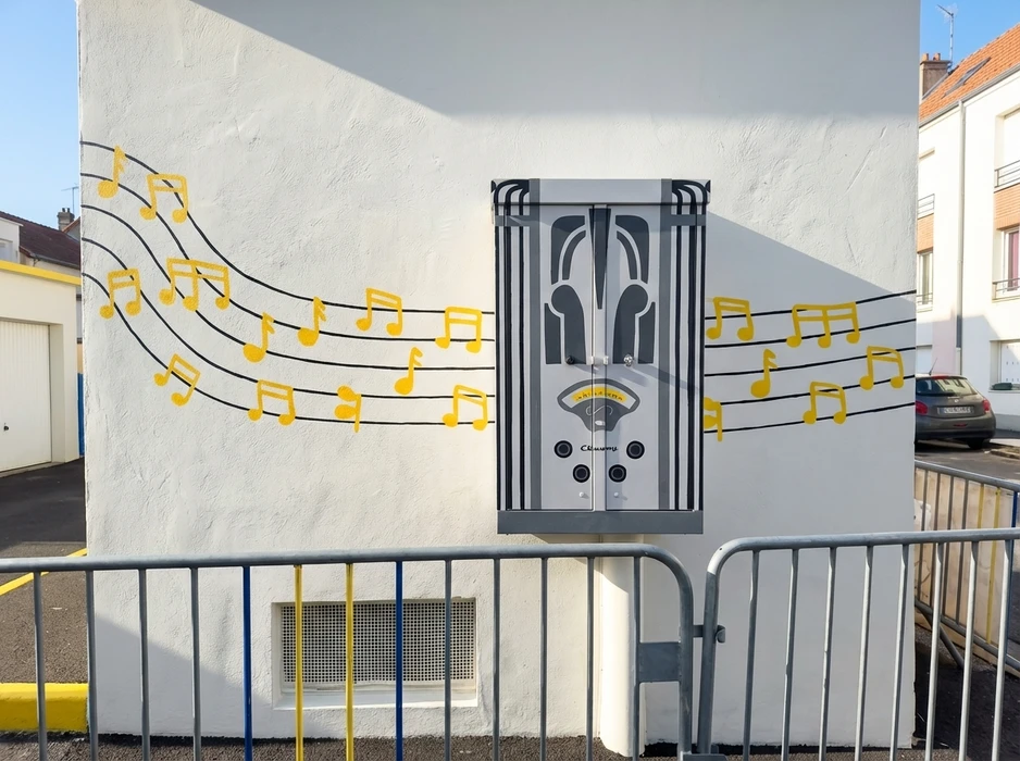 Intérieur résidentiel en cours de rénovation avec échelle de peintre positionnée devant fenêtres à persiennes